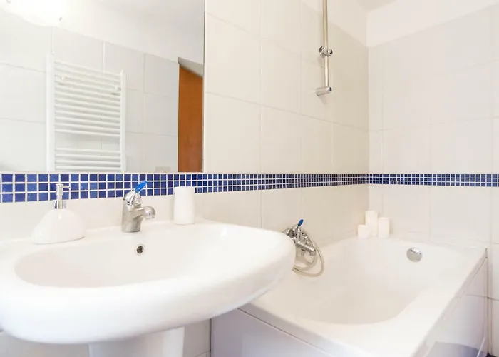 In The House * Velence