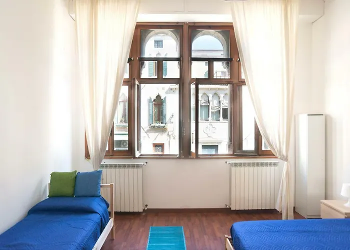 In The House * Velence